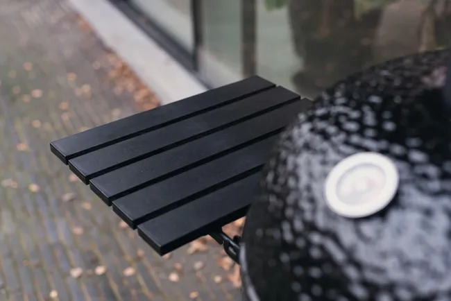 Kamado OUTR Grill Black Rock Large 55 recomendado para de 6 a 10 personas