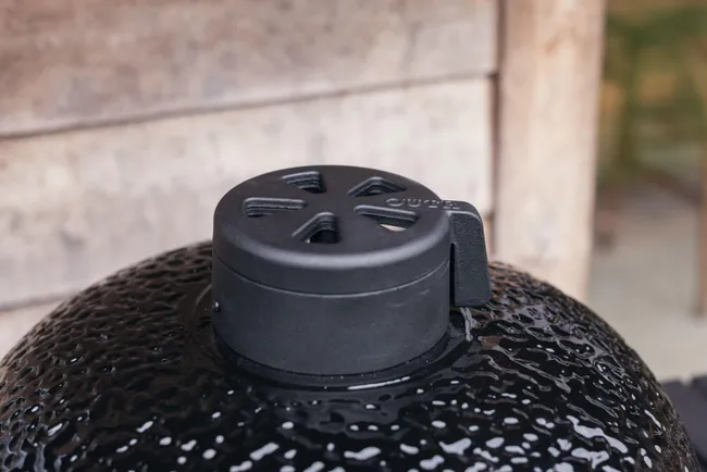 Kamado OUTR Grill Black Rock Large 55 recomendado para de 6 a 10 personas